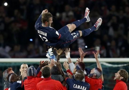  巴黎圣日耳曼主场大胜里昂登顶积分榜  