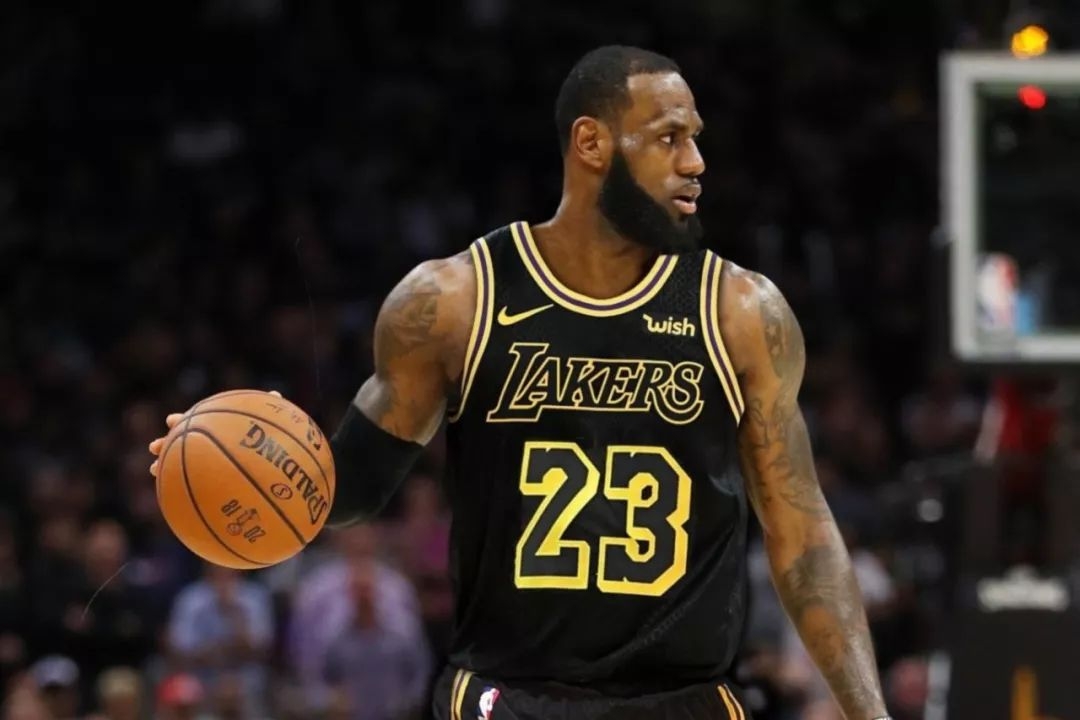  詹姆斯生涯总分突破四万分创历史纪录  